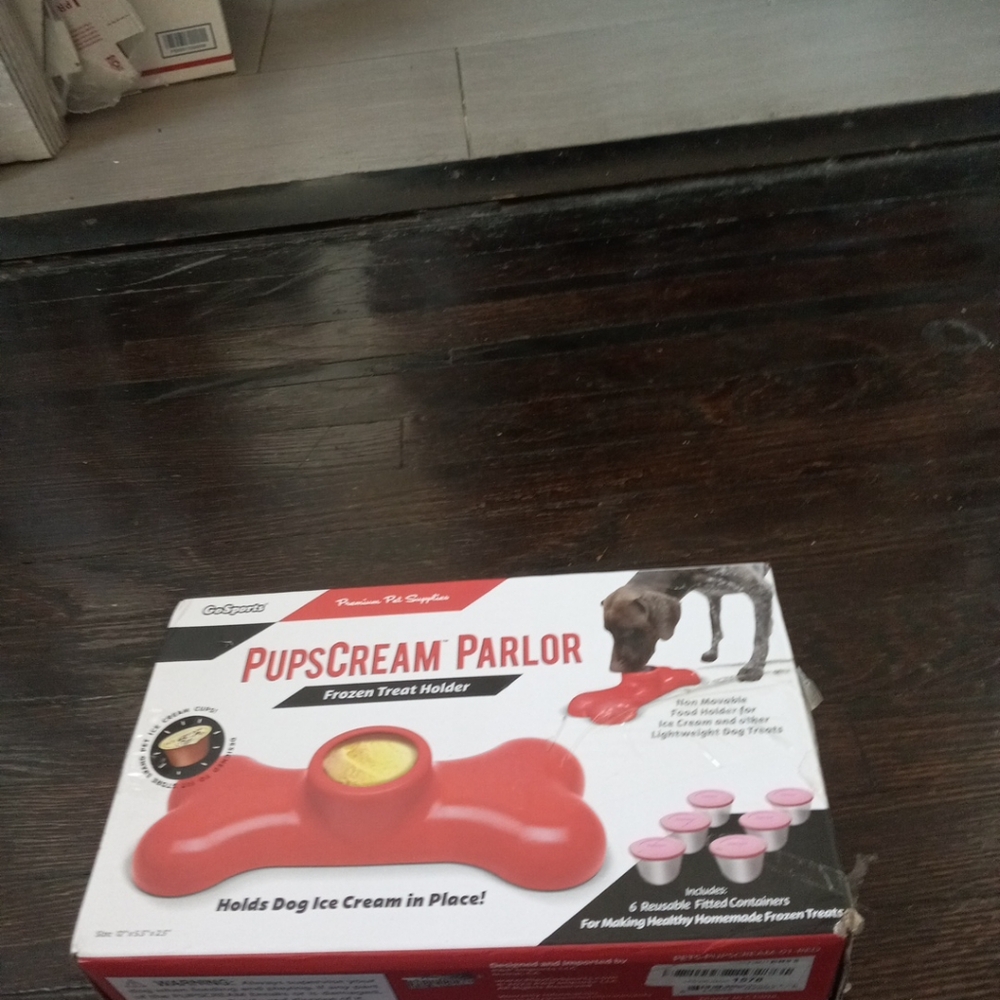 NEW GoSports Pupscream Parlor Non-Slip Frozen Dog Treat Ice Cream Holder No Mess